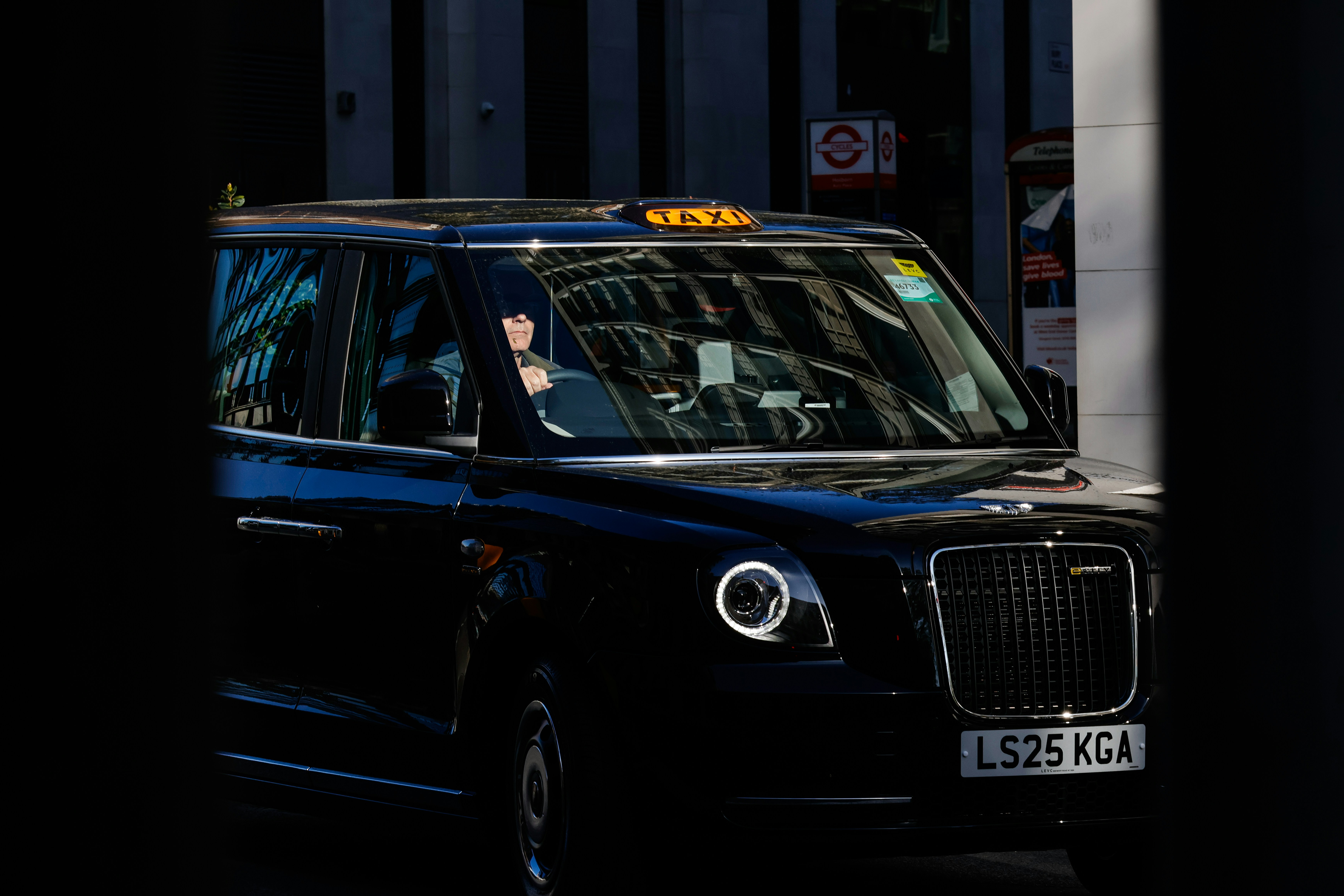 A London black cab on city streets — the drivers of these vehicles once had measurably larger hippocampi from memorizing 25,000 streets